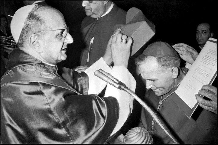 El papa Pablo VI consagra como cardenal a Karol Wojtyla, futuro Juan Pablo II, en 1963. Foto AFP, archivo