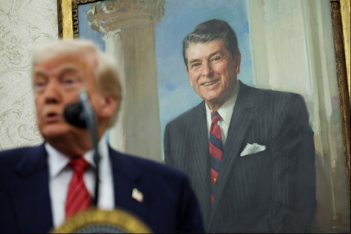 Un retrato del ex presidente estadounidense Ronald Reagan detrás de Donald Trump, durante una ceremonia de juramentación del nuevo embajador estadounidense en China, el exsenador estadounidense David Perdue, en la Casa Blanca. Foto Reuters