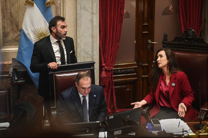 Victoria Villarruel y Ezequiel Atauche en el recinto del Senado. Foto: Federico López Claro.