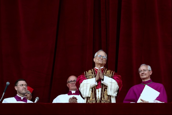 El nuevo papa León XIV en el balcón del Vaticano.