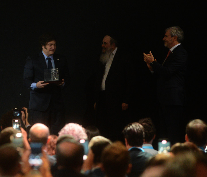 El presidente Milei recibió una distinción antes de dar su discurso en el foro económico. Foto: Luciano Thieberger.