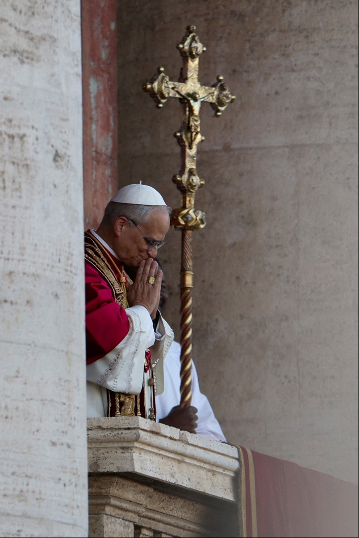 El flamante Papa León XIV saluda al pueblo congregado en la Plaza San Pedro. Foto Reuters /Stoyan Nenov.