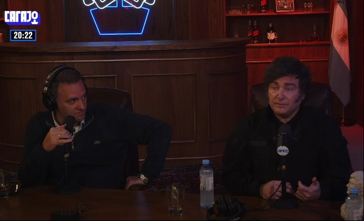 Javier Milei y Manuel Adorni, en el programa de streaming oficialista La Misa. Foto Captura Carajo