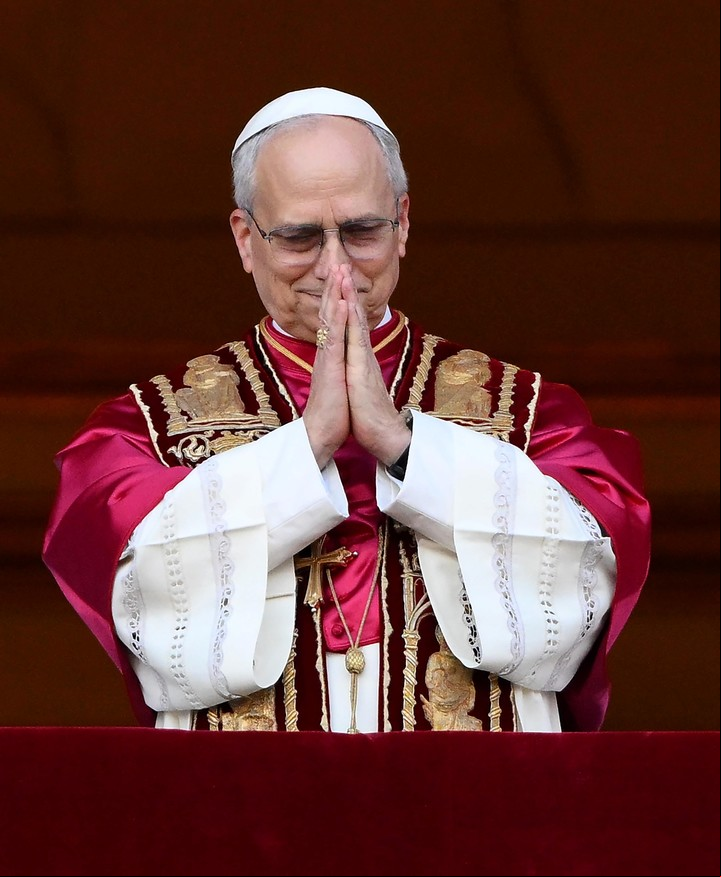 El nuevo papa Leo XIV es ovacionado por la multitud de creyentes desde la Plaza de San Pedro en la Ciudad del Vaticano. Foto: EFE/EPA/ETTORE FERRARI
