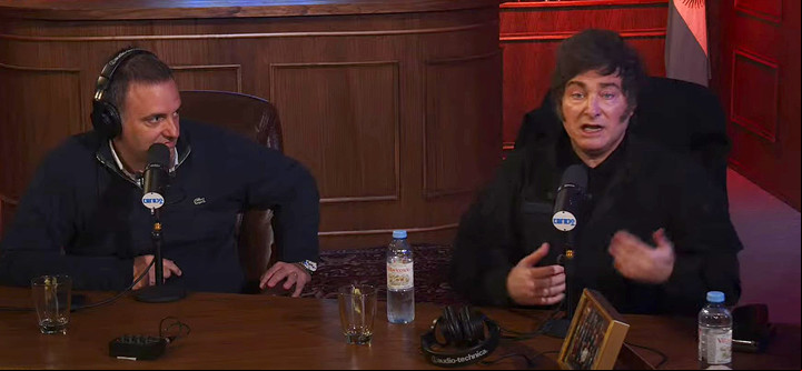 Javier Milei y Manuel Adorni durante el streaming con "El Gordo Dan". (Foto: captura de video)