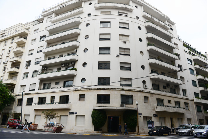 APH30: Alvear 1402. Premio por fachada racionalista, el edificio de Pater y Morea, dentro del área protegida en la que está el Jockey Club.. Foto Luciano Thieberger