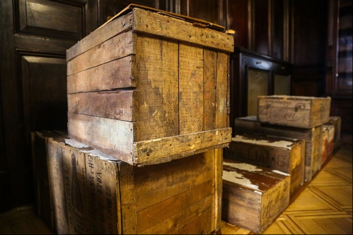 En estás cajas de champagne Crillón están guardados los documentos nazis.