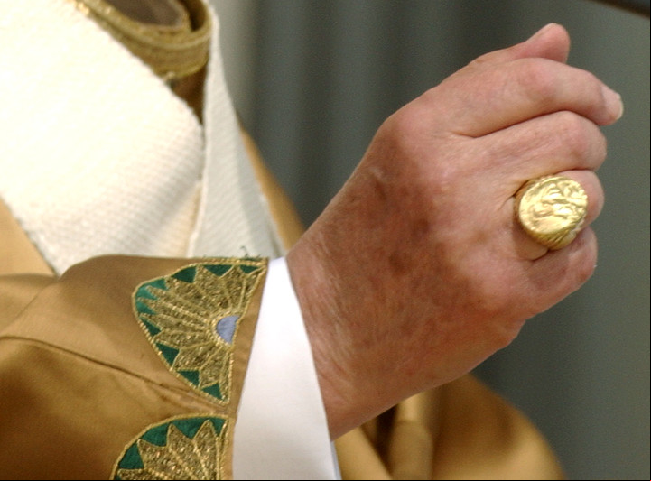 El anillo de Benedicto XVI. Foto: AP/ L'osservatore romano