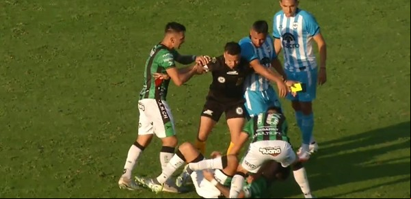 Sanción "ejemplar" de AFA a un futbolista de Gimnasia de Jujuy por la escalofriante lesión al capitán de Nueva Chicago en la Primera Nacional