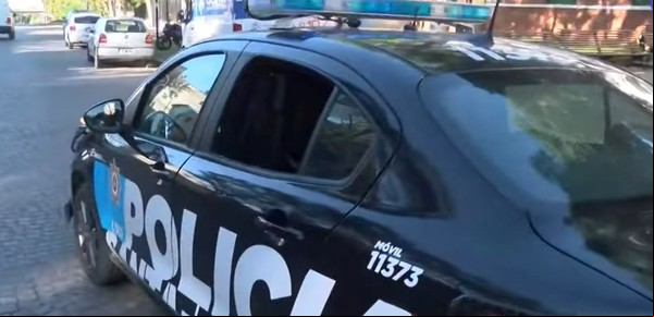 Rosario: un ladrón rompió el vidrio de un patrullero para escapar y, tras quedar herido, murió en el hospital

