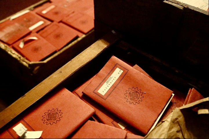 Libretas de afiliación a la Unión Gremial Alemana, un brazo sindical del nazismo. Están los nombres y domicilios de los afiliados escritos en alemán.