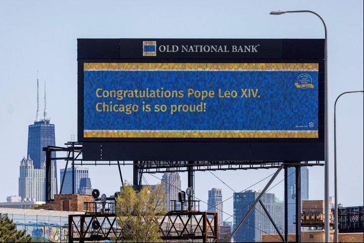 Un cartel en una autopista de Chicago, ciudad natal de Robert Prevost, lo felicita por su elección como Papa. Foto: REUTERS