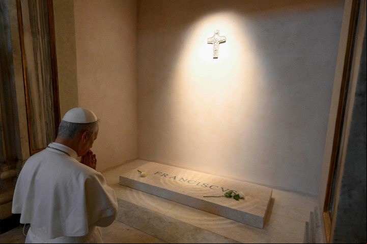 El Papa León XIV reza frente a la tumba de Francisco, este sábado, en la basílica de Santa María la Mayor, en Roma. Foto: REUTERS