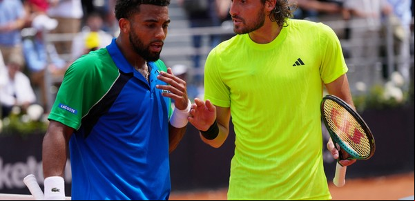 El picante cruce cara a cara en la red entre Fils y Tsitsipas en el Masters 1000 de Roma por un pelotazo al cuerpo