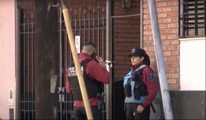 La Policía de la Ciudad montaba una guardia sobre la casa de España al 900. Foto captura