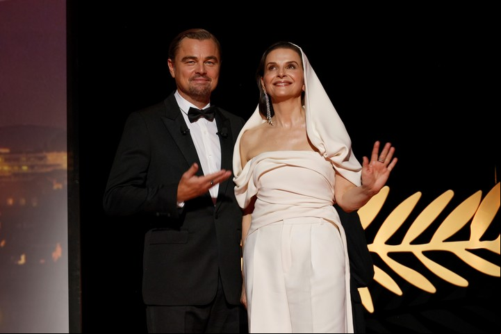 Leonardo DiCaprio la acompañó en la apertura de la 78° edición del Festival. Foto AP