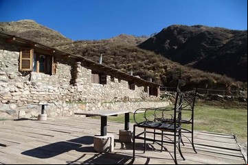 Es un oasis entre montañas vírgenes y está en Argentina: conocé este paraíso bañado por un río amarillo