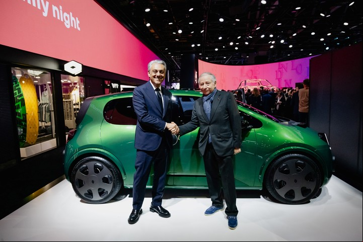 Luca de Meo, CEO del Grupo Renault, junto a Jean Todt, ex director de la Scuderia Ferrari y ex presidente de la FIA, durante el Salón de París de 2024.