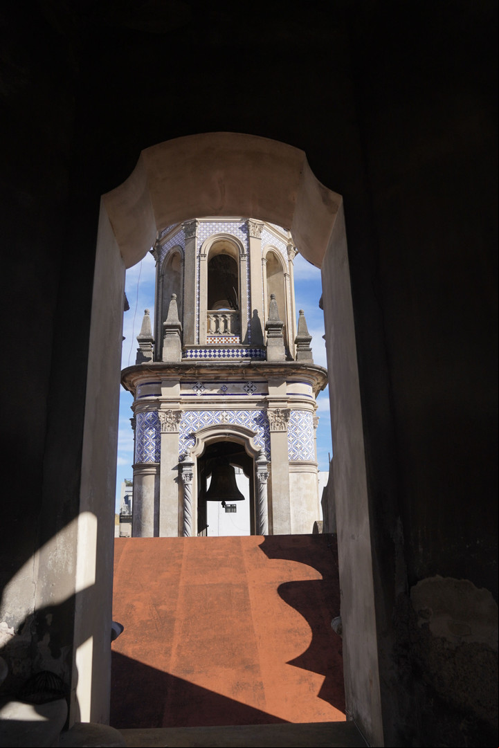 Los techos, el campanario, también parte de la filmación.
Foto Guillermo Rodriguez Adami