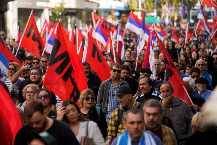 Multitudinaria despedida de los restos de José Mujica por las calles de Montevideo. Foto Reuters