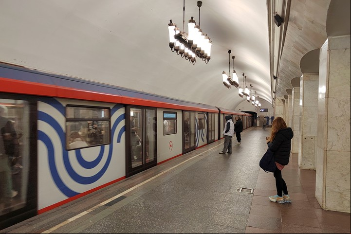 El metro de Moscú cumple 90 años en plena expansión y a tono con las nuevas tecnologías. EFE/ Bernardo Suárez