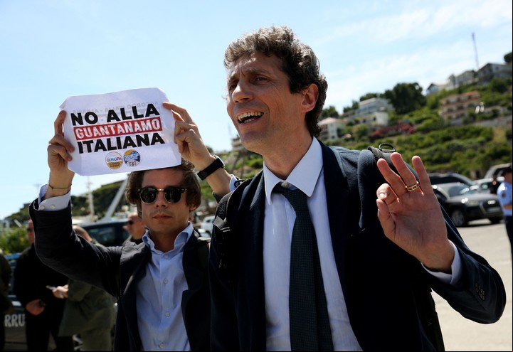 Riccardo Magi, en otra protesta contra los centros de inmigrantes en 2024. Foto AFP