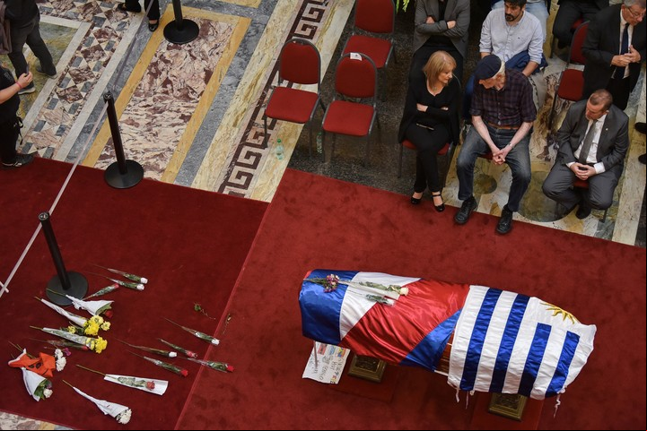 A cajón cerrado están velando a Pepe Mujica. Un cajón que tiene las banderas del MPP y de Uruguay. Foto: Reuters