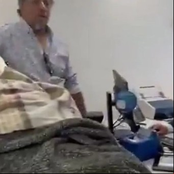 Un banco obligó a una mujer de 96 años a ir en camilla, moribunda, para validar su identidad