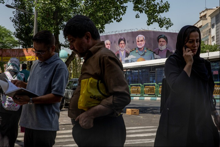 Personas caminan cerca de una pancarta que representa al general iraní Qassem Soleimani, quien murió en un ataque con drones estadounidenses en 2020 (centro), en Teherán, Irán, el 11 de mayo de 2025. Funcionarios iraníes negocian con Estados Unidos un nuevo acuerdo nuclear. (Arash Khamooshi/The New York Times)
El presidente Donald Trump y el príncipe heredero Mohammed bin Salman en la Corte Real de Riad, Arabia Saudita, el martes 13 de marzo de 2025. En conversaciones con negociadores estadounidenses, los iraníes hablaron de un consorcio con varios países que les permitiría seguir produciendo combustible de uso civil, pero con mayor supervisión. (Doug Mills/The New York Times)
Personas caminan cerca de una pancarta que representa al general iraní Qassem Soleimani, quien murió en un ataque con drones estadounidenses en 2020 (centro), en Teherán, Irán, el 11 de mayo de 2025. Funcionarios iraníes negocian con Estados Unidos un nuevo acuerdo nuclear. (Arash Khamooshi/The New York Times)