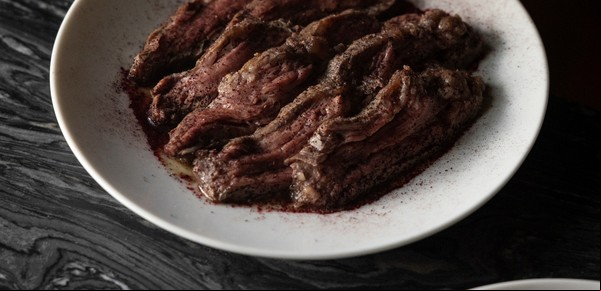 En Colegiales, nuevos restaurantes elevan la vara del barrio: desde un ojo de bife que se deshace hasta una torta frita diferente