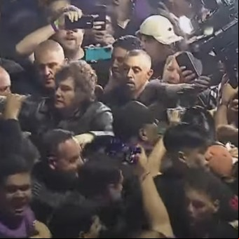 Le robaron el celular a un movilero en medio del acto de cierre de campaña de Adorni