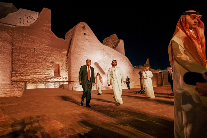 El príncipe heredero Mohammed bin Salman, en el centro a la derecha, escolta al presidente Donald Trump en un recorrido por la histórica ciudad de Diriyah, el hogar ancestral de la familia real saudí, en Arabia Saudí, el martes 13 de mayo de 2025. (Doug Mills/The New York Times)