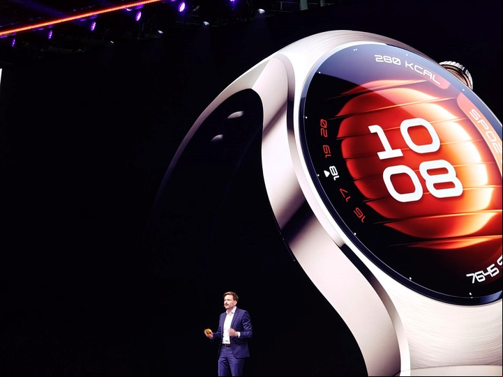 El flamante Watch 5, en la presentación.
