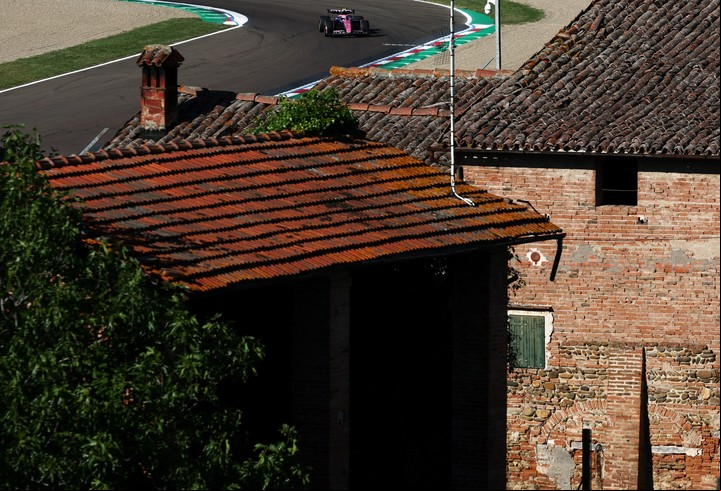 Franco Colapinto y su Alpine componen una de las postales de un circuito enclavado en una ciudad muy particular. Foto: REUTERS/Jakub Porzycki