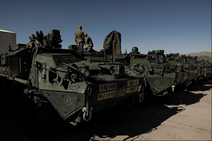 La pieza central del apoyo militar terrestre son los más de 100 vehículos de combate Stryker. Foto de Adriana Zehbrauskas para The New York Times.