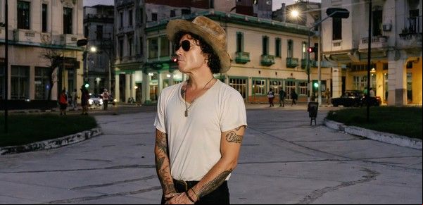 Enrique Bunbury dejó atrás la enfermedad que le impedía cantar, y decidió cambiar el rock de Héroes del Silencio por su vieja banda de rumba