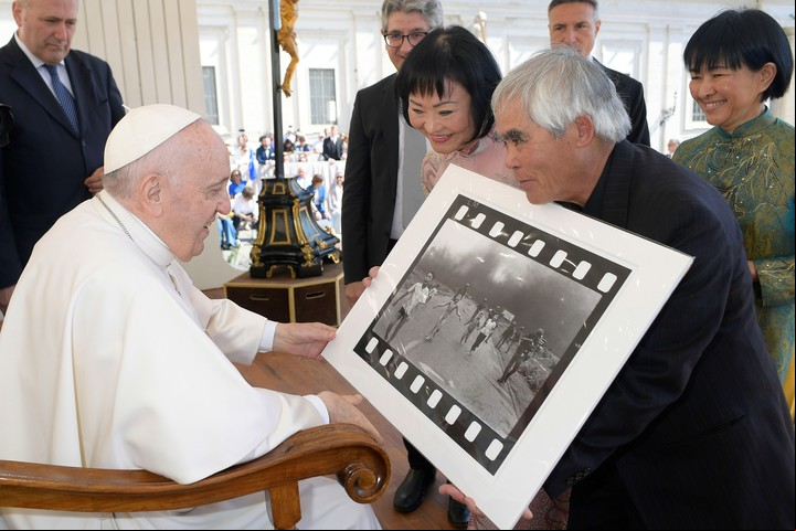 Kim Phuc y Nick Ut, junto al papa Francisco.