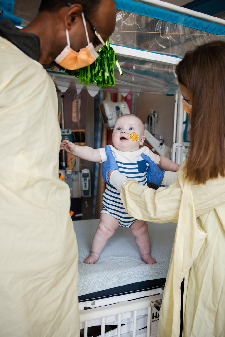 Una imagen del Hospital Infantil de Filadelfia muestra que KJ se encuentra lo suficientemente bien como para que el equipo pueda empezar a planificar su alta hospitalaria y que viva en casa, y que está cumpliendo los hitos de su desarrollo. (Hospital Infantil de Filadelfia vía The New York Times)