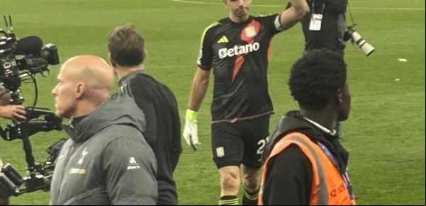 Dibu Martínez se fue muy emocionado y entre lágrimas tras el triunfo de Aston Villa: ¿fue su último partido como local en el equipo inglés?