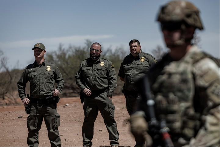 Los soldados en la frontera también trabajan para apoyar a la Patrulla Fronteriza y a las fuerzas de seguridad locales. Foto de Adriana Zehbrauskas para The New York Times.
