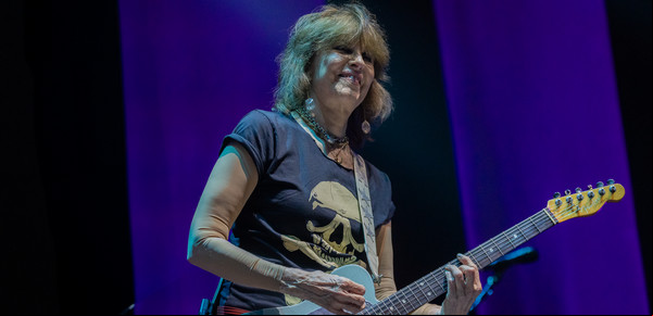 Chrissie Hynde, la rockera más varonera e integradora, se lució con su banda Pretenders y mostró un look Keith Richards