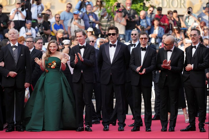 Bill Murray, Mia Threapleton (hija de Ken Winslet), Anderson, Del Toro, Michael Cera, Jeffrey Wright y Benedict Cumberbatch bajaron del bus. Foto AP