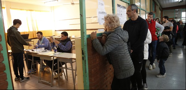 Con sol después de tres días de lluvia y Boleta Única Electrónica: así se vota en las escuelas de la Ciudad