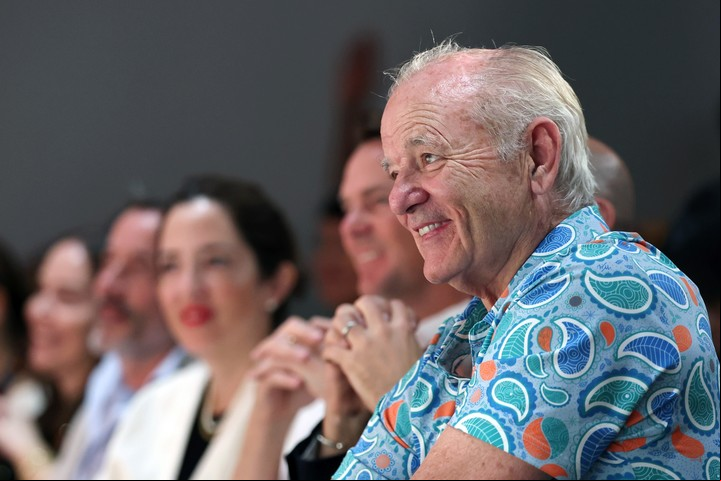 El actor de "Hechizo del tiempo" hasta hizo cantar un Feliz cumpleaños a la prensa. Foto EFE
