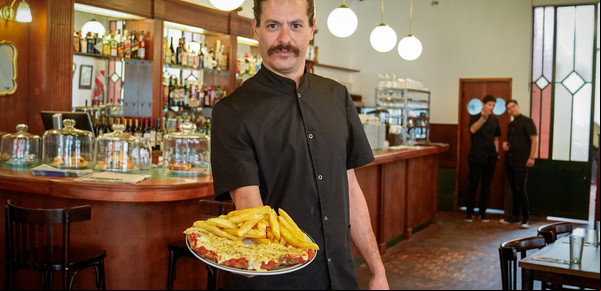 En Villa Santa Rita, el histórico bar que reabrió con alma de bodegón: milanesa a la napolitana, albóndigas y más recetas de la abuela
