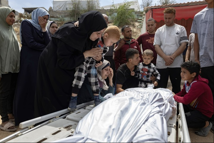 Palestinos lloran a la víctima de un ataque en Jabaliya el jueves. Foto Saher Alghorra para The New York Times