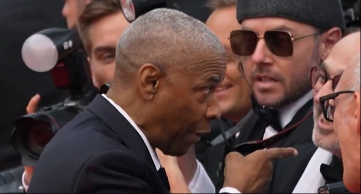 Denzel Washington encara al fotógrafo, que sonríe...Foto: captura X