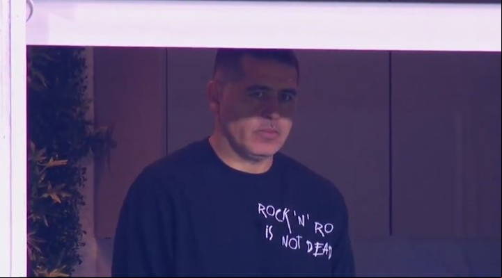 El presidente de Boca, Juan Román Riquelme, observa el campo de juego luego de que su equipo quedara eliminado del torneo ante Independiente.