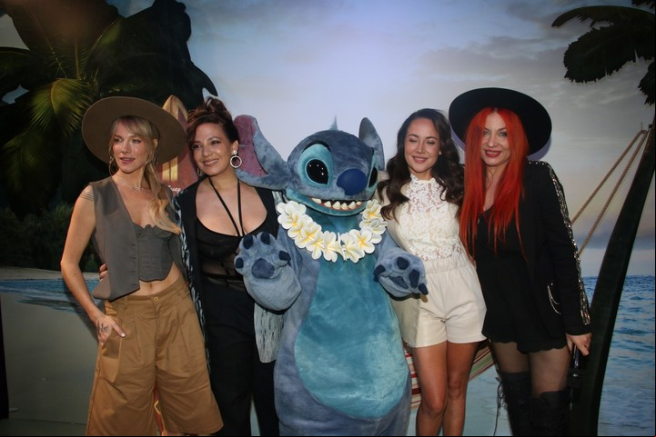 Las Bandana posaron junto a Stitch en la función especial del live action. | Foto: Movilpress