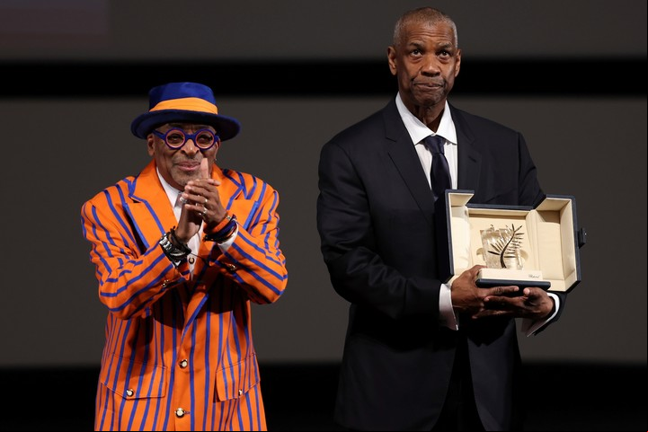 Denzel Washington recibe por sorpresa la Palma de Oro de Honor de manos de un discreto Spike Lee. Foto AP